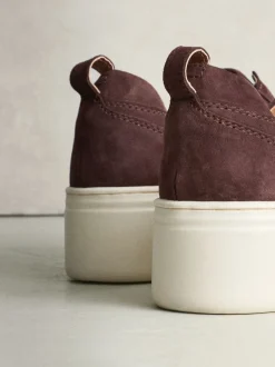 Chocoladebruin suède - Signature leren sneakers met dikke plateauzolen en sleehak
