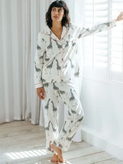 Crème - Chelsea Peers - Lange pyjamaset met giraffenprint en knopen