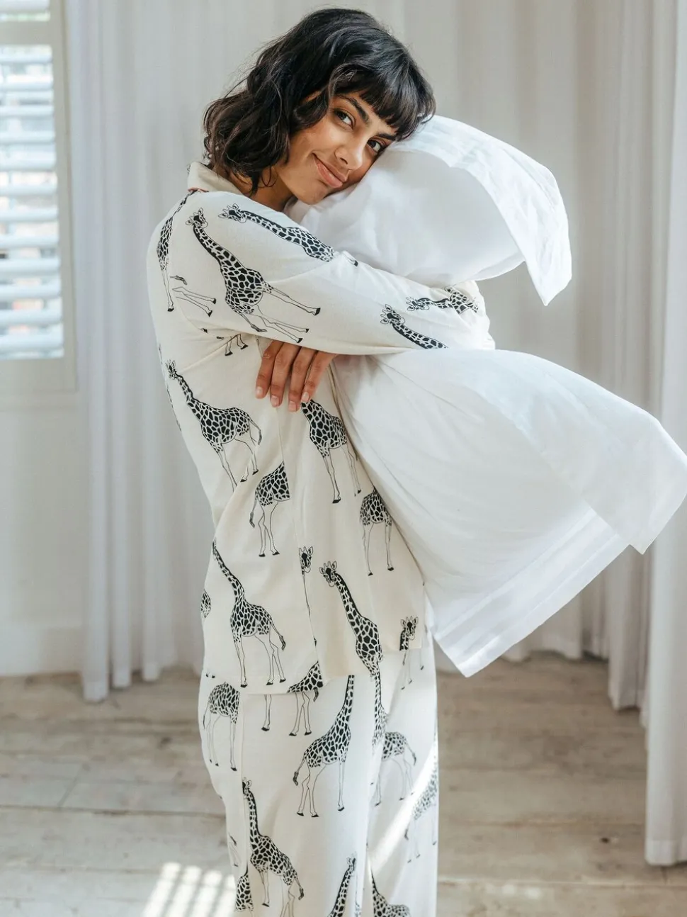 Crème - Chelsea Peers - Lange pyjamaset met giraffenprint en knopen