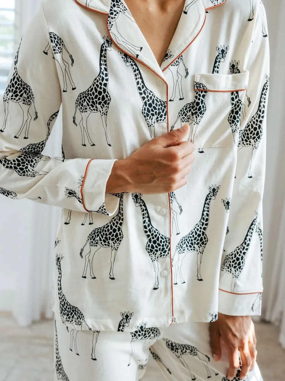Crème - Chelsea Peers - Lange pyjamaset met giraffenprint en knopen