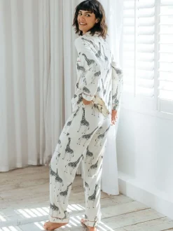 Crème - Chelsea Peers - Lange pyjamaset met giraffenprint en knopen