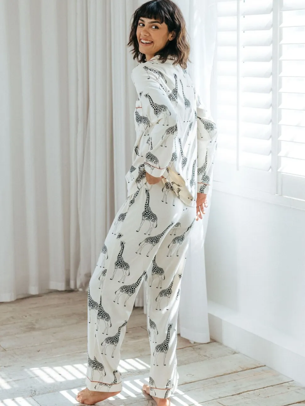 Crème - Chelsea Peers - Lange pyjamaset met giraffenprint en knopen