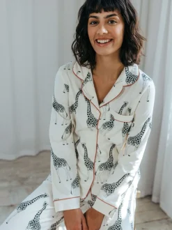 Crème - Chelsea Peers - Lange pyjamaset met giraffenprint en knopen