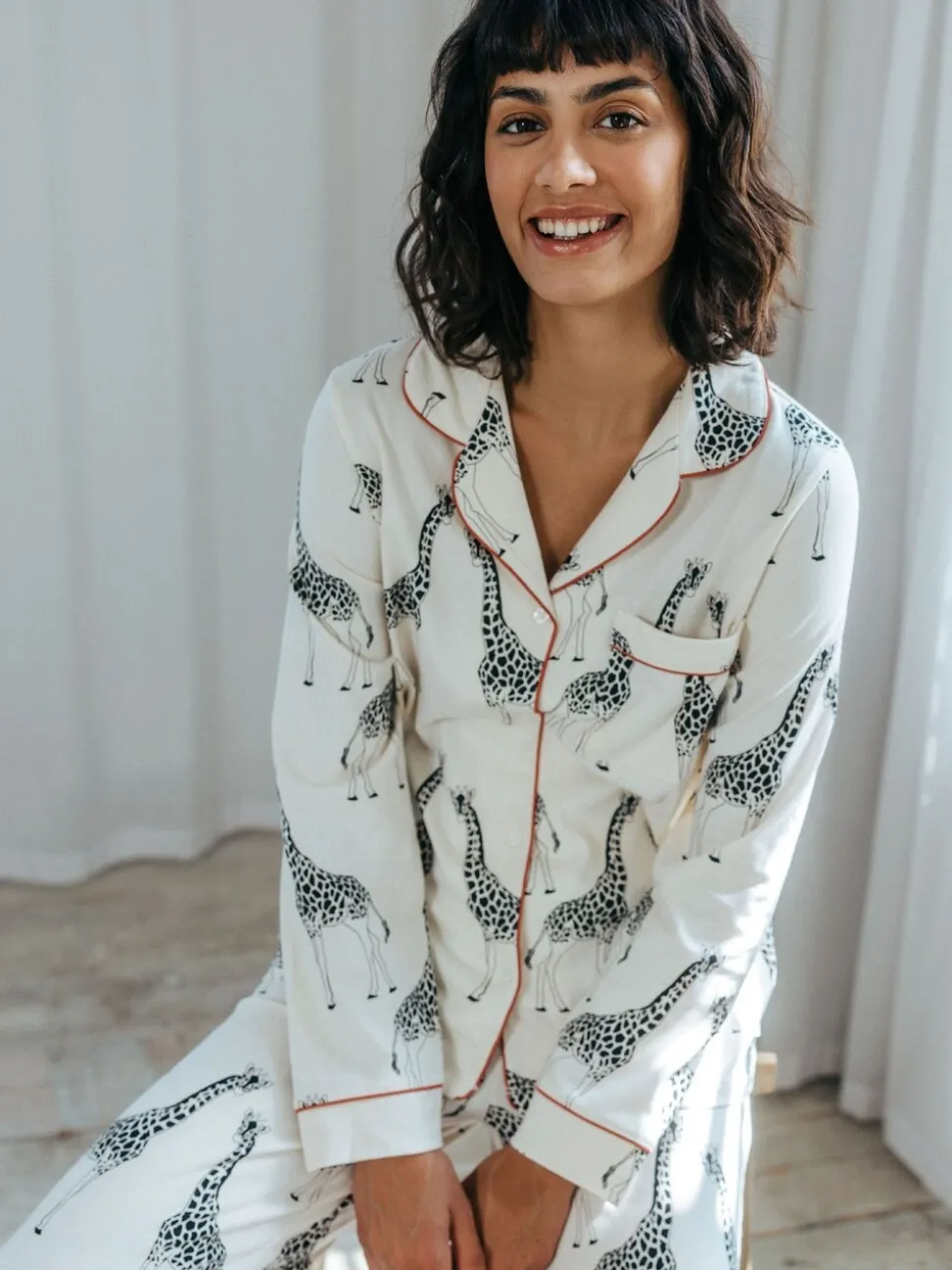 Crème - Chelsea Peers - Lange pyjamaset met giraffenprint en knopen