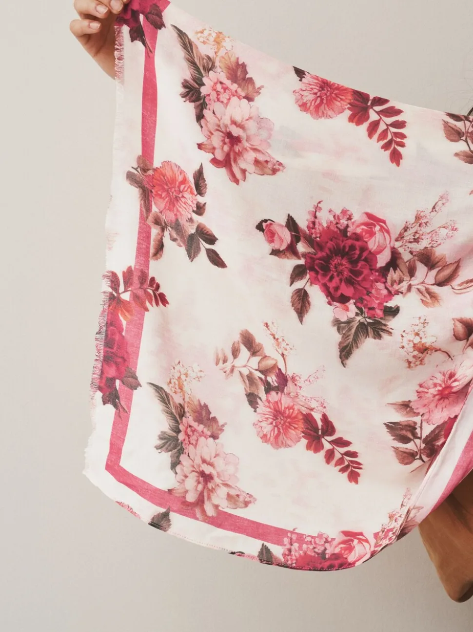 Crème/rood met bloemenprint - Lichte sjaal