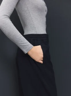 Donkerblauw - Modieus gesneden broek met wijde pijpen van wol