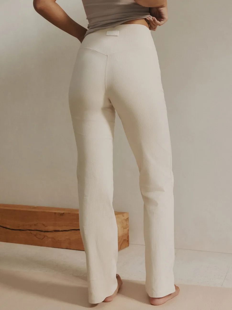 Ecru - self. Geribde wijde legging
