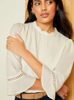 Ecruwit - Love & Roses 3/4 blouse met uitlopende mouwen