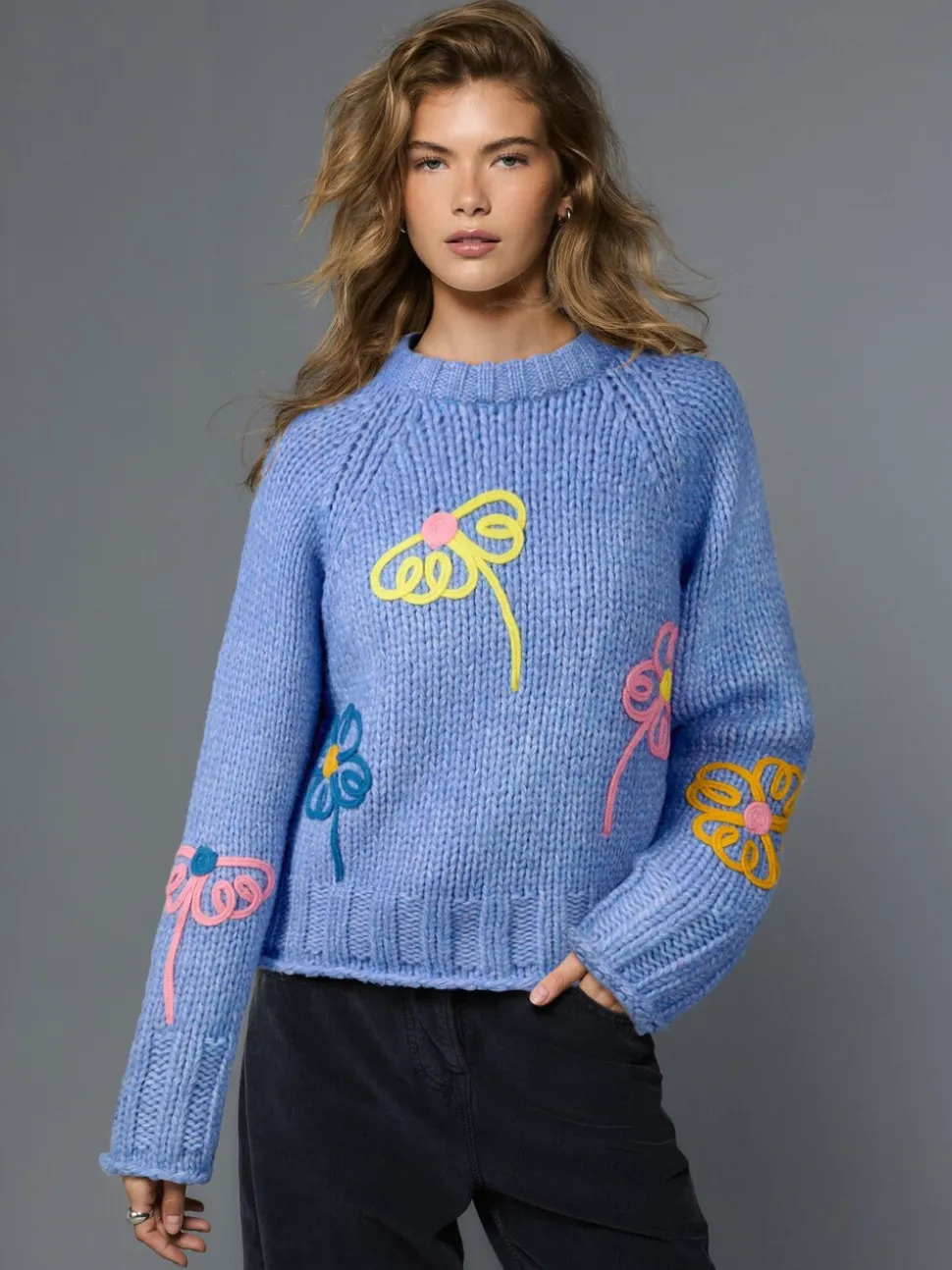 Felblauw met bloemenprint - Grofgebreide trui met ronde hals en wol