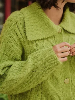 Felgroen - Wolblend kabelgebreide vest met kraag