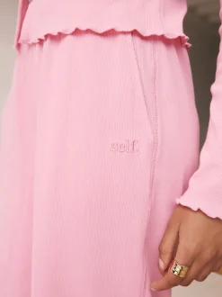 Felroze - self. Geribbelde pyjama met knopen