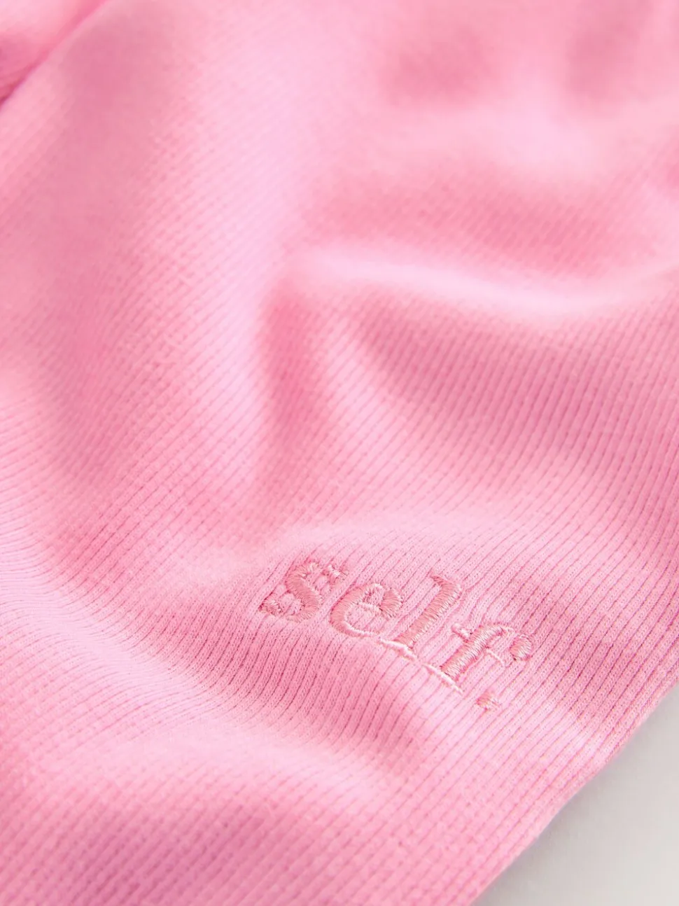 Felroze - self. Geribbelde pyjama met knopen