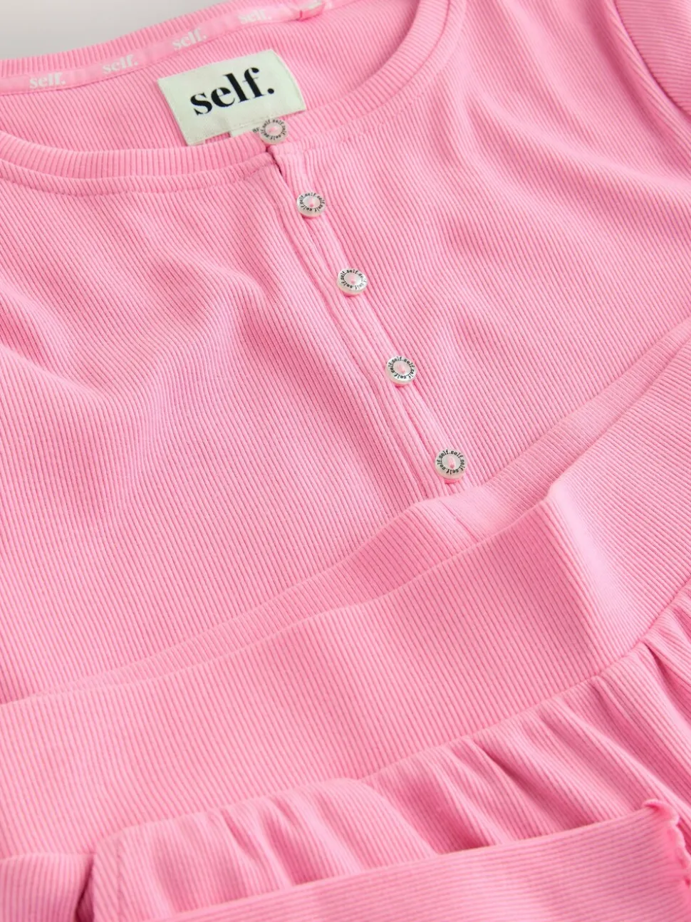 Felroze - self. Geribbelde pyjama met knopen