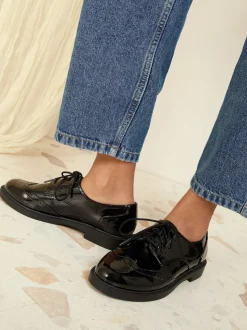 Friends Like These platte comfortabele Brogue schoenen met vetersluiting van lak kunstleer