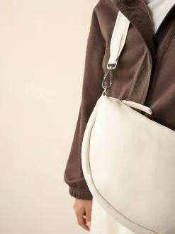 Gebroken wit - Crossbodytas van leer met band