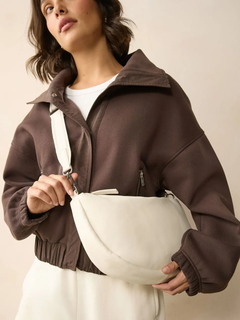 Gebroken wit - Crossbodytas van leer met band