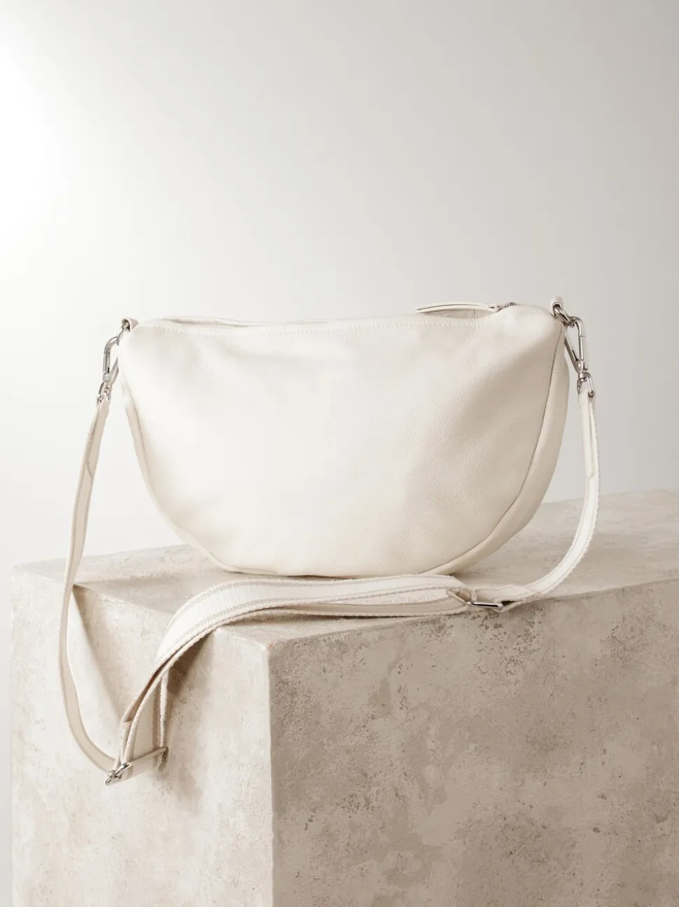 Gebroken wit - Crossbodytas van leer met band