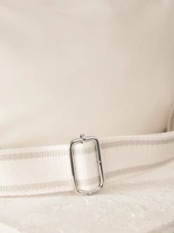 Gebroken wit - Crossbodytas van leer met band