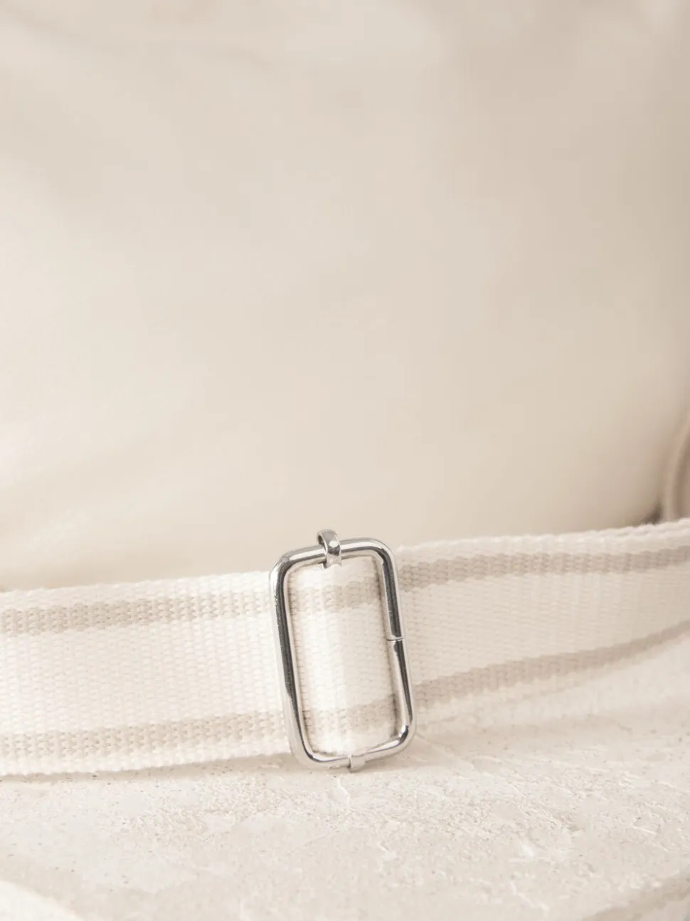 Gebroken wit - Crossbodytas van leer met band