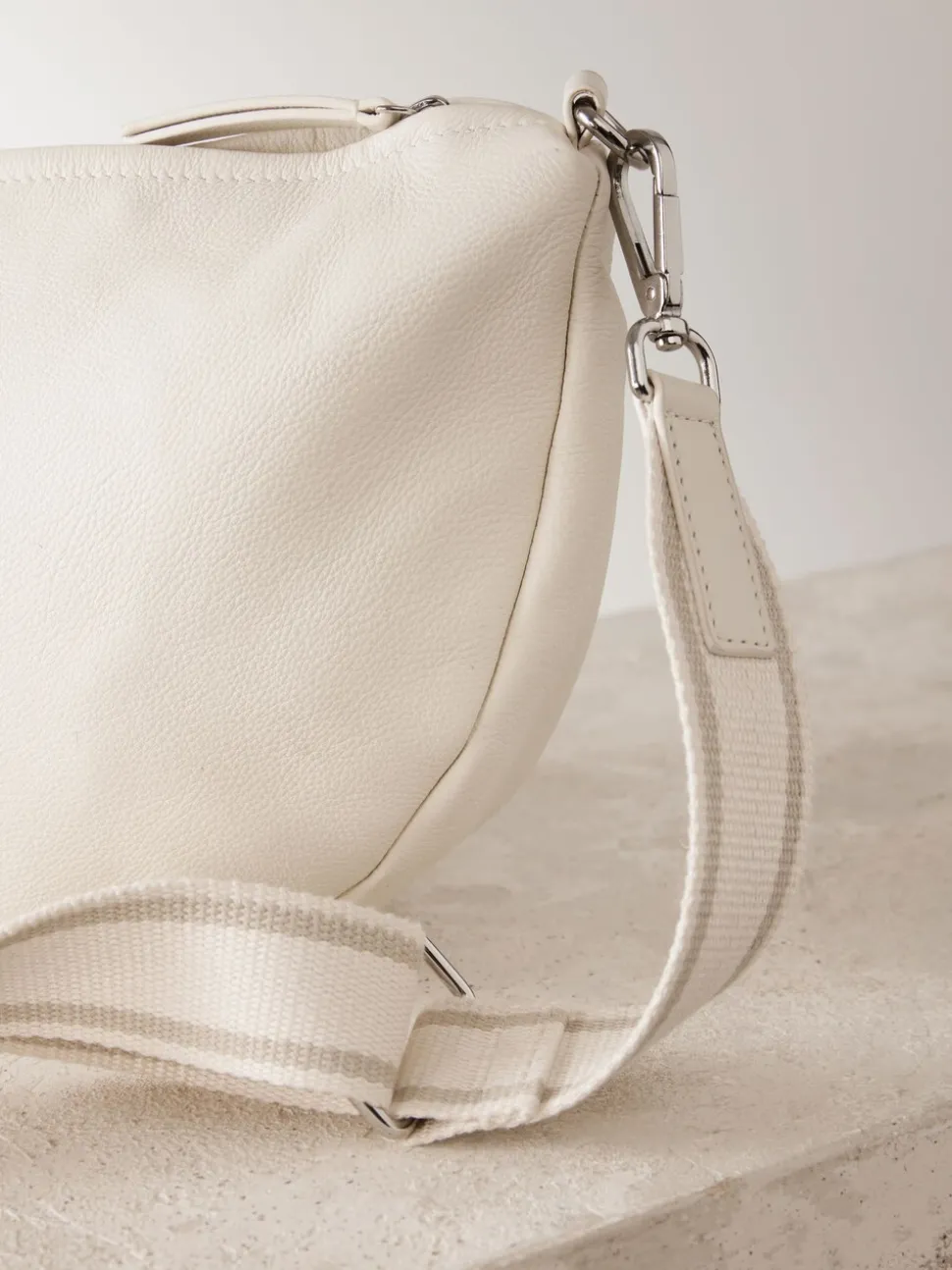 Gebroken wit - Crossbodytas van leer met band