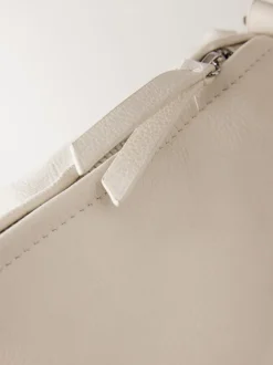 Gebroken wit - Crossbodytas van leer met band