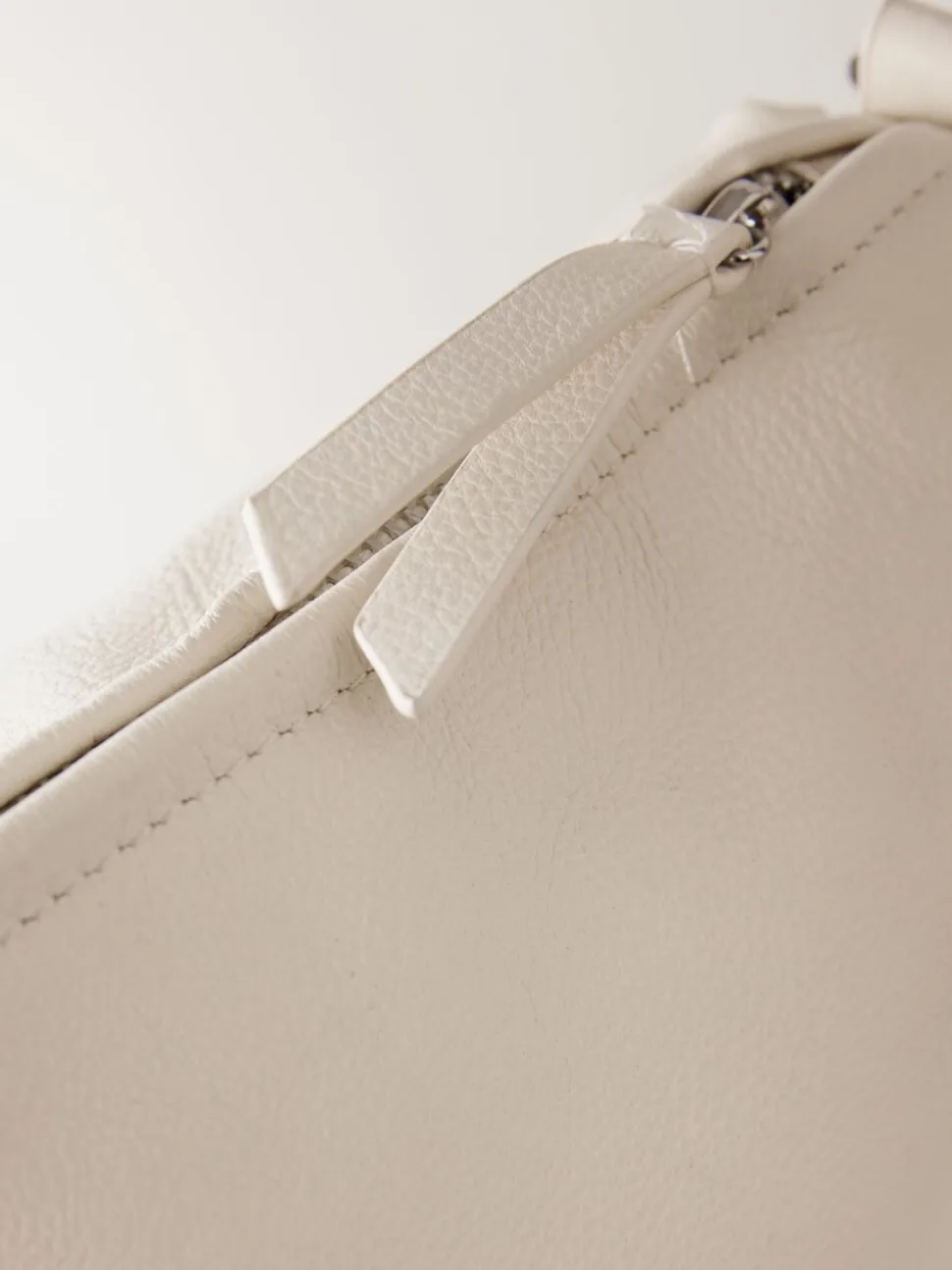 Gebroken wit - Crossbodytas van leer met band