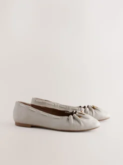Gebroken wit - Forever Comfort® Leather Ruched Charm Ballet Flats