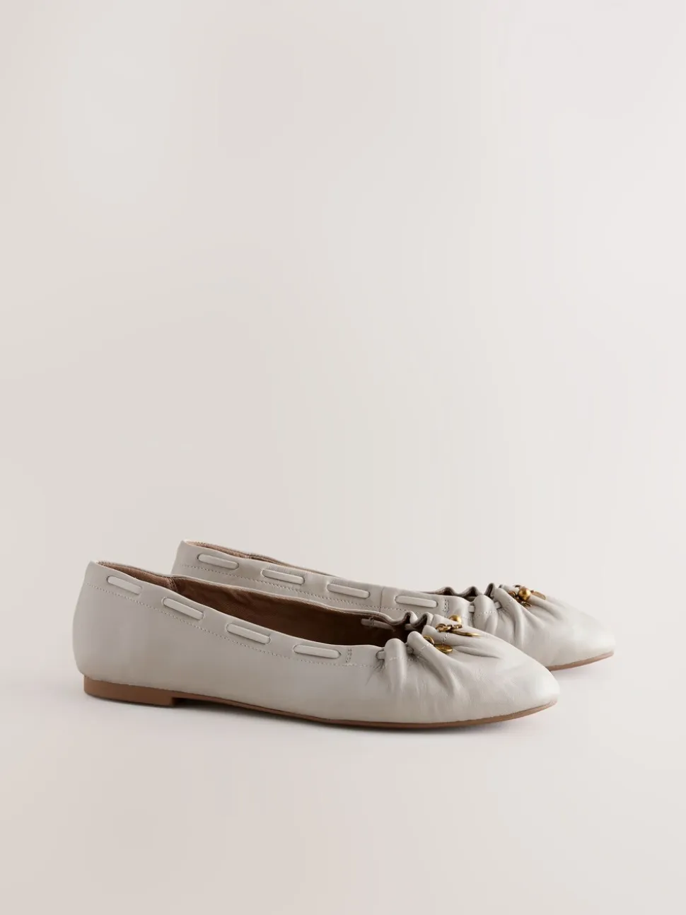 Gebroken wit - Forever Comfort® Leather Ruched Charm Ballet Flats
