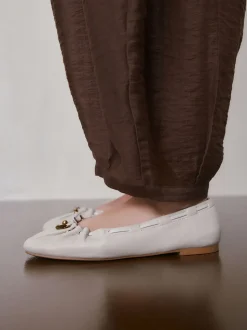 Gebroken wit - Forever Comfort® Leather Ruched Charm Ballet Flats
