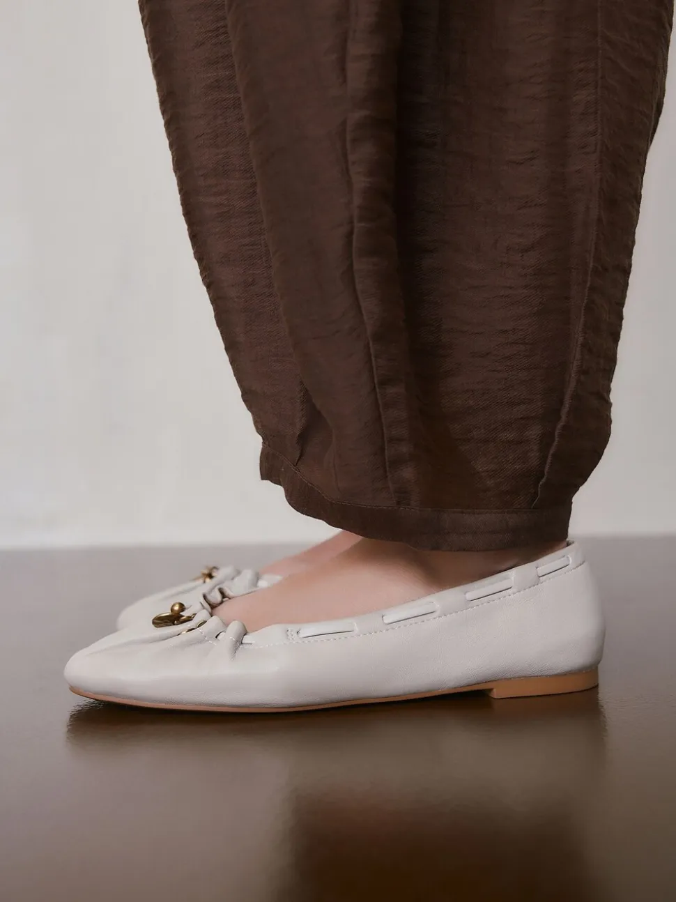 Gebroken wit - Forever Comfort® Leather Ruched Charm Ballet Flats
