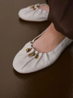 Gebroken wit - Forever Comfort® Leather Ruched Charm Ballet Flats