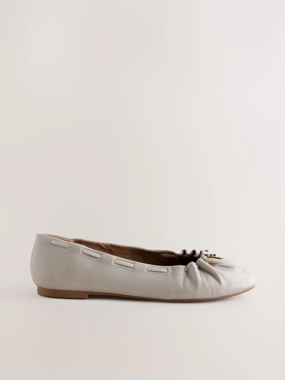 Gebroken wit - Forever Comfort® Leather Ruched Charm Ballet Flats