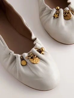 Gebroken wit - Forever Comfort® Leather Ruched Charm Ballet Flats