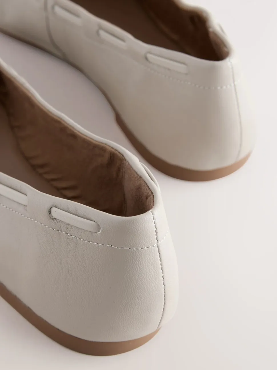 Gebroken wit - Forever Comfort® Leather Ruched Charm Ballet Flats