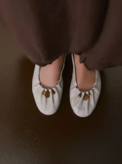 Gebroken wit - Forever Comfort® Leather Ruched Charm Ballet Flats
