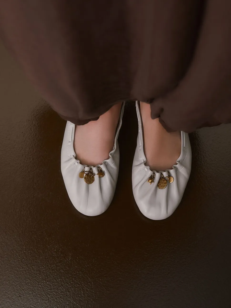 Gebroken wit - Forever Comfort® Leather Ruched Charm Ballet Flats