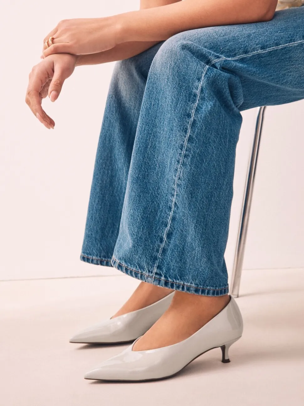 Gebroken wit - Puntige lage naaldhakken schoenen