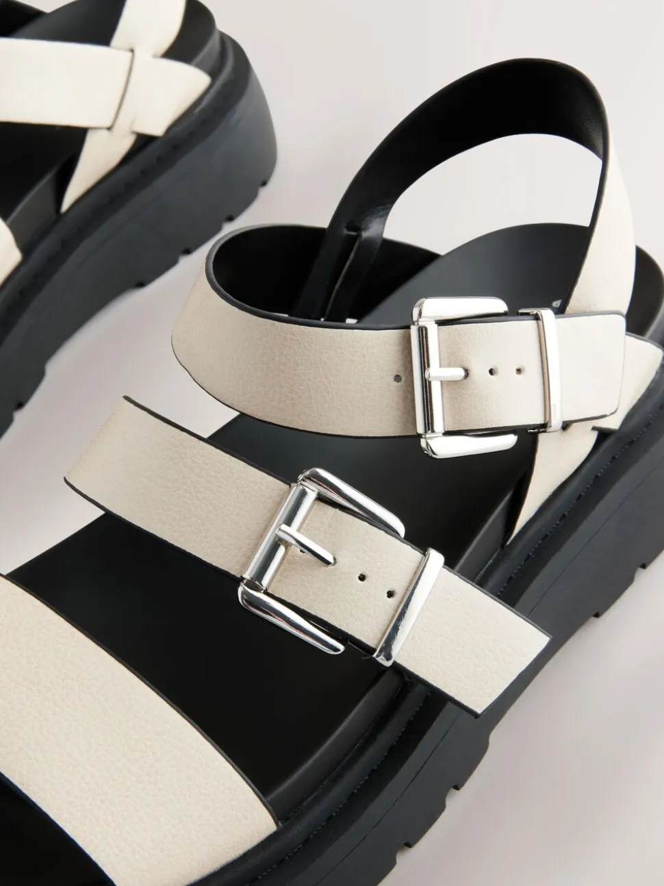 Gebroken wit - Sandalen met dikke zool en gesp