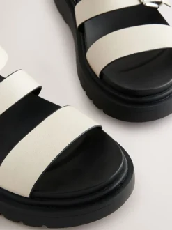 Gebroken wit - Sandalen met dikke zool en gesp