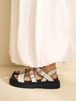 Gebroken wit - Sandalen met dikke zool en gesp
