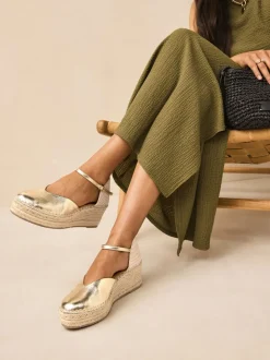 Goud - Espadrilles met sleehak en plateauzool met gesloten neus
