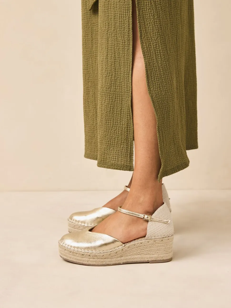 Goud - Espadrilles met sleehak en plateauzool met gesloten neus