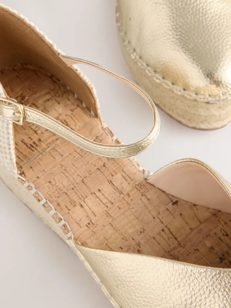 Goud - Espadrilles met sleehak en plateauzool met gesloten neus
