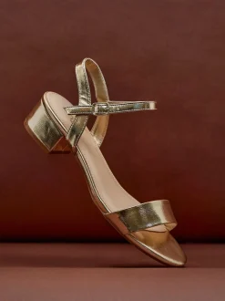 Goud - Linzi Kezzi minimalistische sandalen met lage blokhak