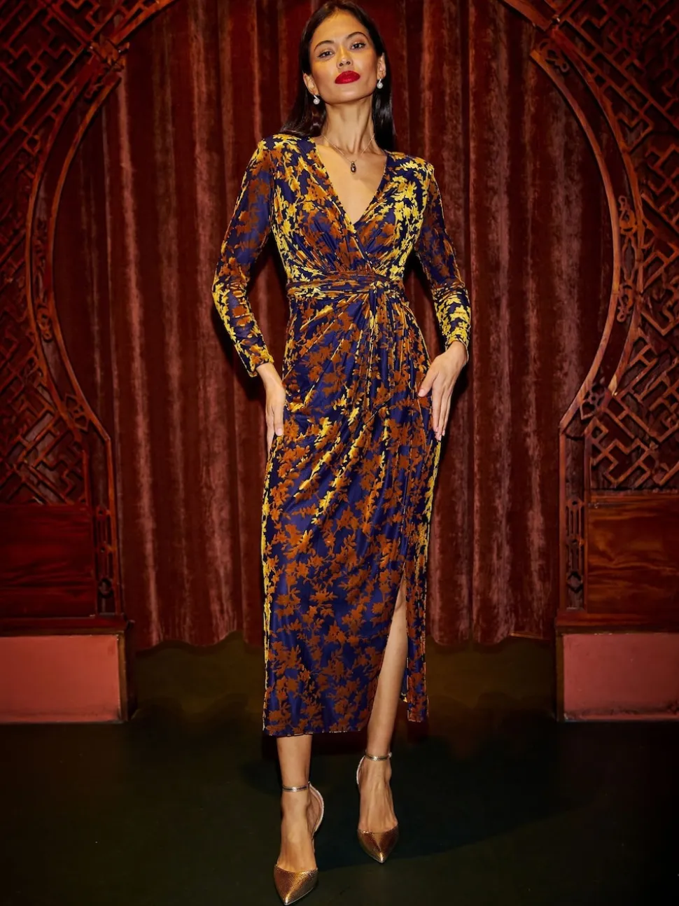 Goud - Yumi Velour Stretch Midi Dress With Long Sleeves
