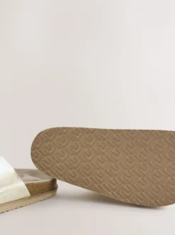 Goudkleurig leer - Sandalen met dubbele bandjes en voetbed