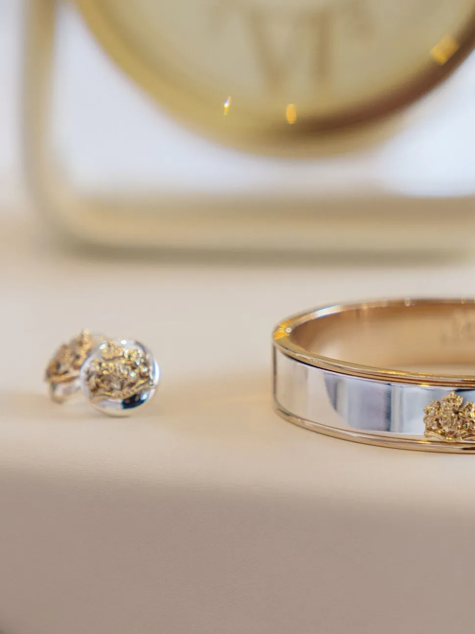 Goudkleurige armband met embleem