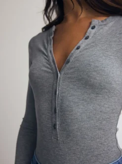 Grijs - Geribbelde Henley-bodysuit met lange mouwen