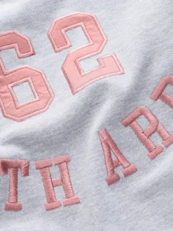 Grijs - Grafisch satijnapplicatie 'Le Marais' City sweatshirt met lange mouwen en ronde hals