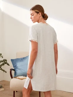 Grijs - Laura Ashley nachthemd van Modal met kanten rand